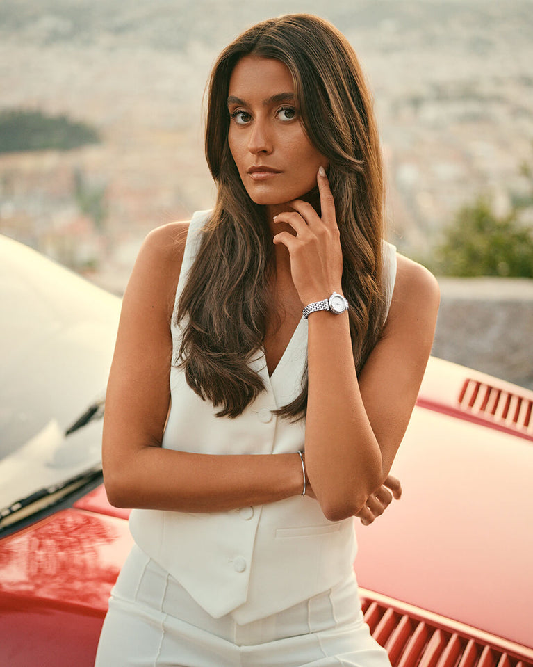 A round womens watch in Rhodium-plated 316L stainless steel from Waldor & Co. with white Sapphire Crystal glass dial. Seiko movement. The model is Venia 24 Villefranche.