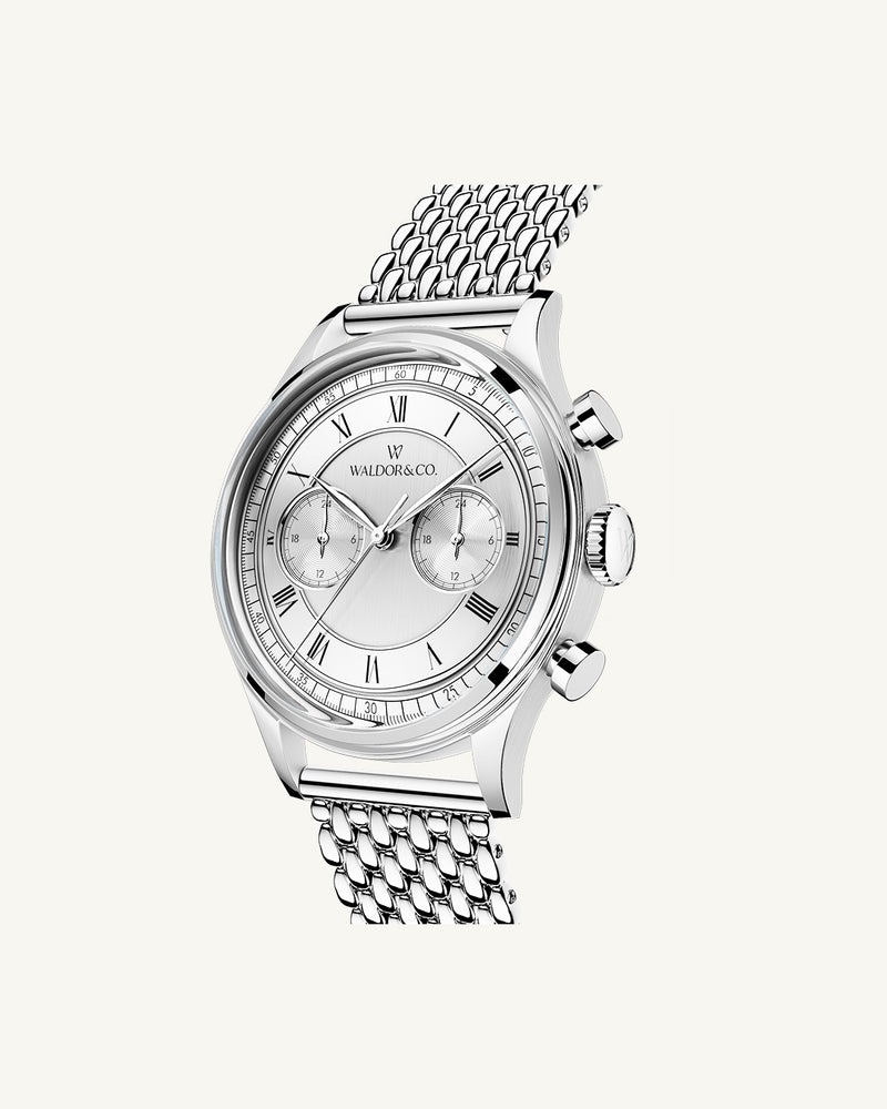 A round mens watch in rhodium-plated silver from Waldor & Co. with a silver sunray dial and a second hand. Seiko movement. The model is Avant 42 Cap Mala 42mm.