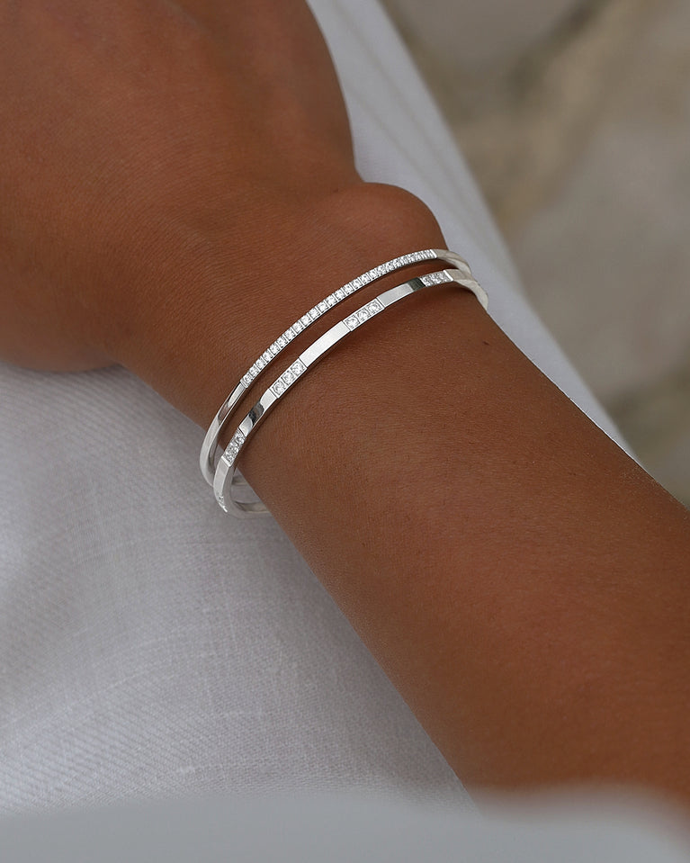 A Bangle in Rhodium-plated 316L stainless steel from Waldor & Co. One size. The model is Bliss Bangle Polished.