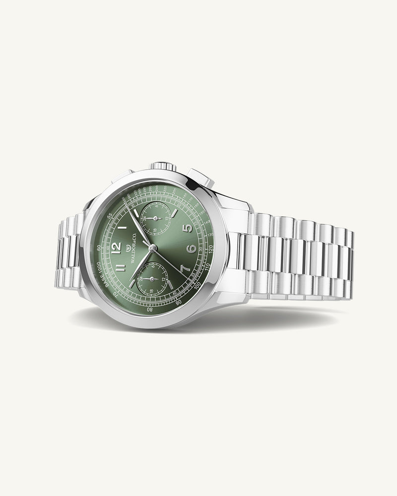 A round mens watch in rhodium-plated silver from Waldor & Co. with green sunray dial and a second hand. Seiko movement. The model is Chrono 39 Porto Cervo.