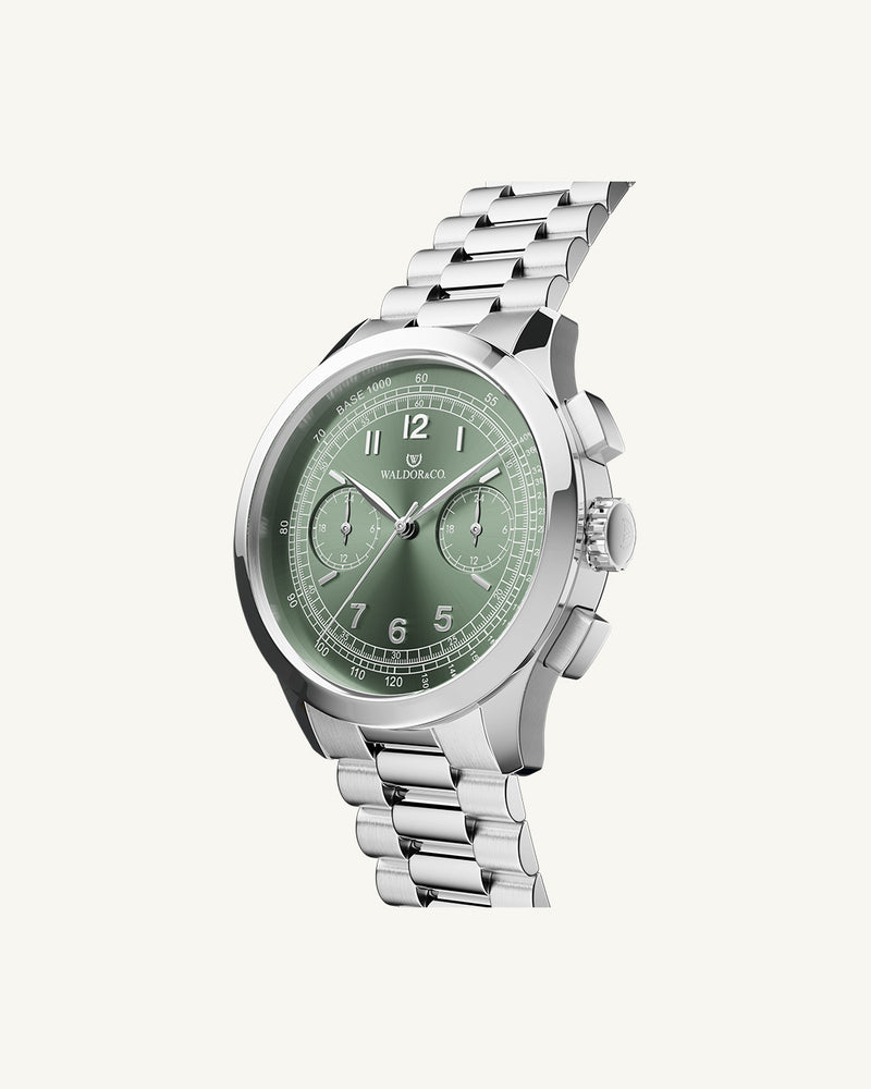 A round mens watch in rhodium-plated silver from Waldor & Co. with green sunray dial and a second hand. Seiko movement. The model is Chrono 39 Porto Cervo.
