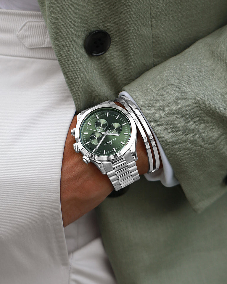 A round mens watch in rhodium-plated silver from Waldor & Co. with green sunray dial and a second hand. Seiko movement. The model is Chrono 44 Como 44mm.