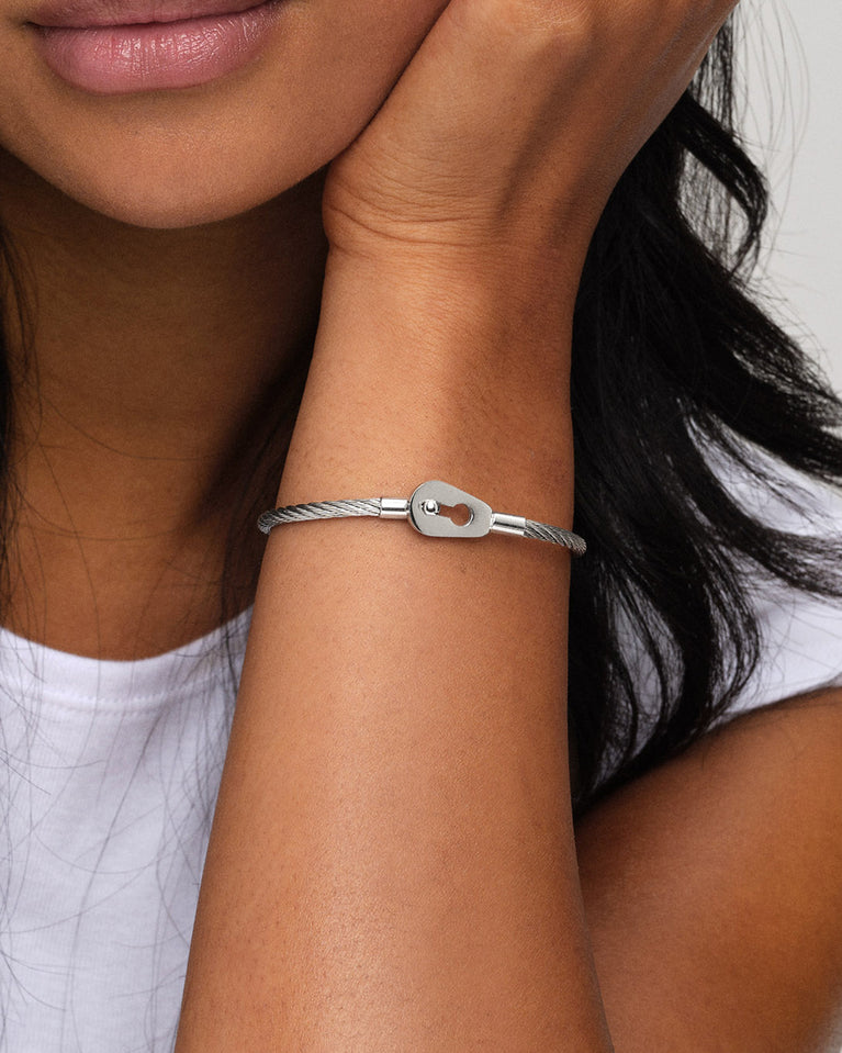 A Bangle in polished silver 316L stainless steel from Waldor & Co. One size. The model is Como Cable Polished.