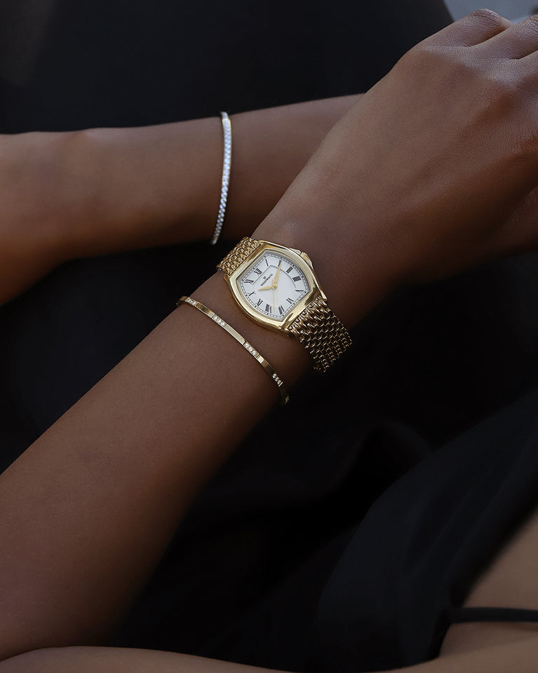  A square womens watch in 22k gold plated 316L stainless steel from Waldor & Co. with domed mineral glass dial. Seiko movement. The model is Constant 36 Menaggio.