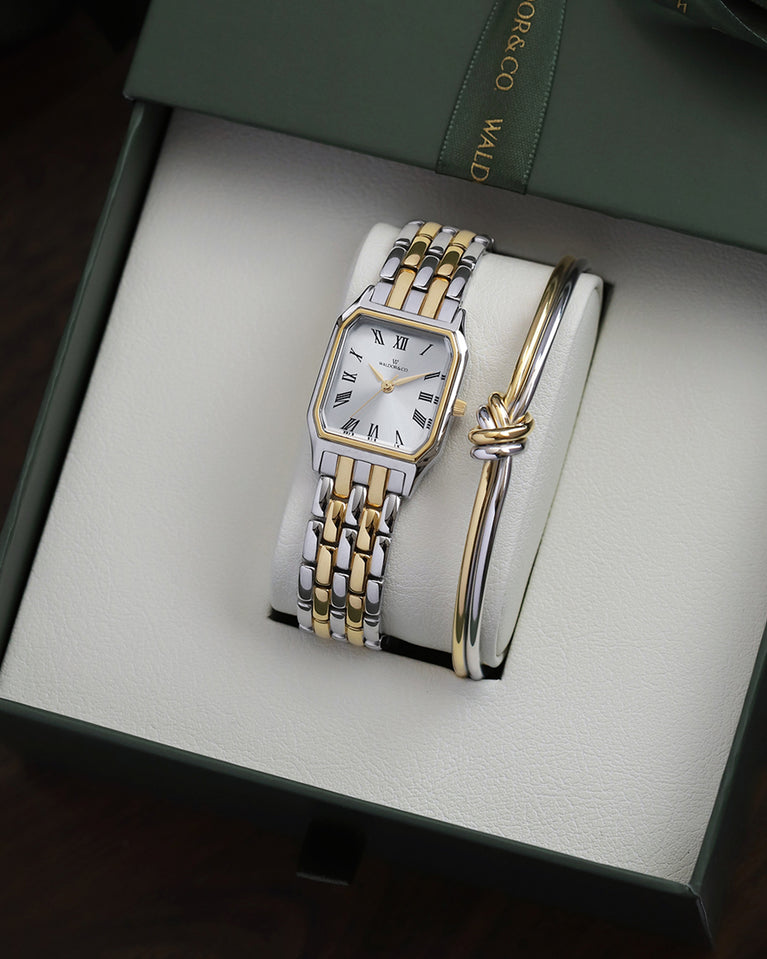 En fyrkantig damklocka i 22k guldpläterat 316L rostfritt stål från WALDOR & CO. med vit Diamond Cut Sapphire Crystal glass urtavla.  Seiko urverk. Modellen är Eternal 22 Bellagio.