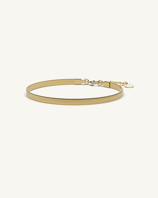 A Chain Bracelet in 14k gold-plated from Waldor & Co. The model is Eze Chain Polished Gold