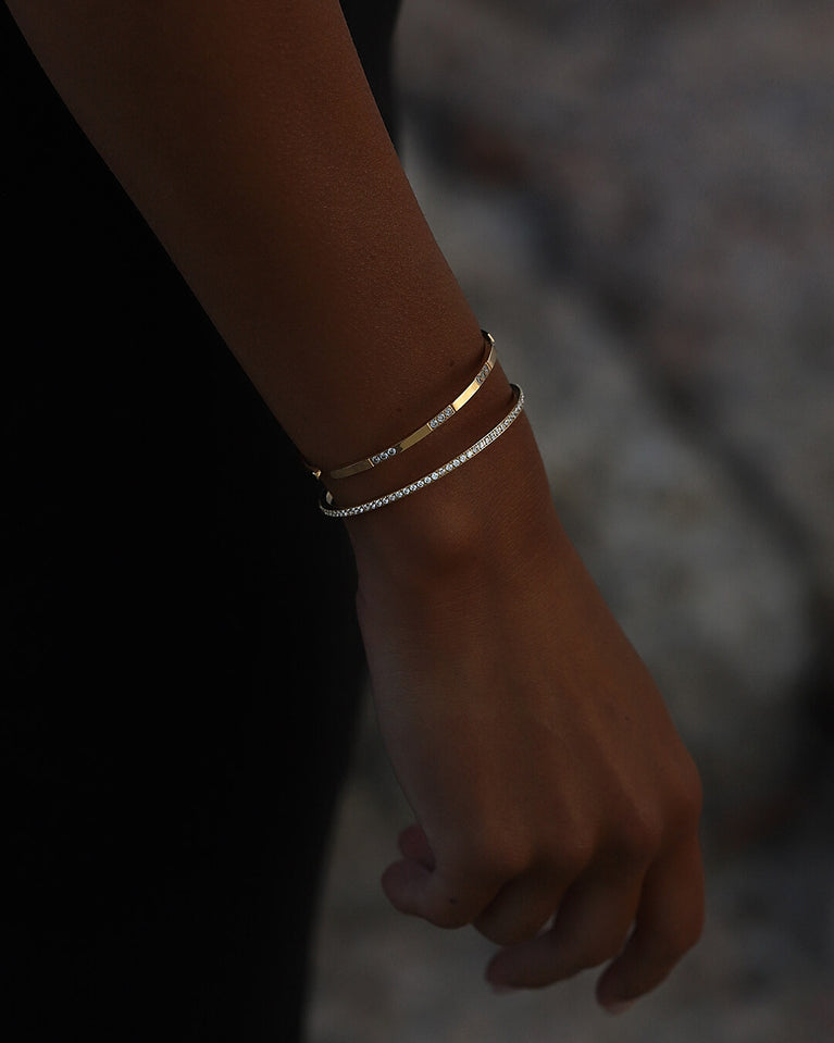 A Bangle in 14k gold-plated 316L stainless steel from Waldor & Co. One size. The model is Opulent Bangle Polished.