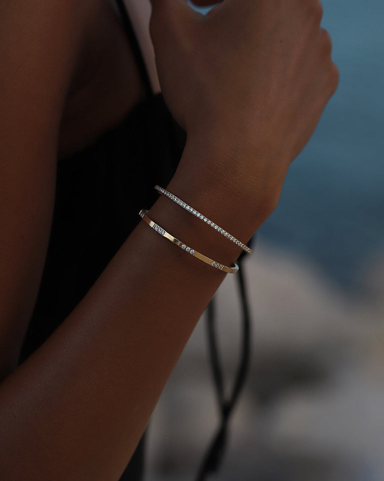 A Bangle in 14k gold-plated 316L stainless steel from Waldor & Co. One size. The model is Opulent Bangle Polished.