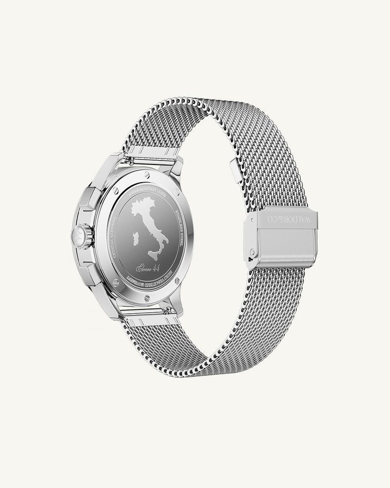 En rund herrklocka i rodiumpläterat silver från WALDOR & CO. med blå sunray urtavla och en sekundvisare. Seiko urverk. Modellen är Chrono 44 Sardinia 44mm. 
