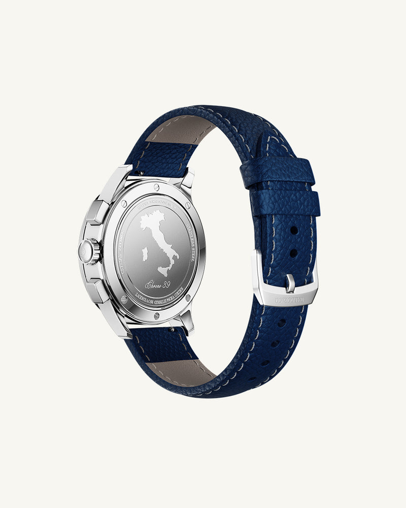 A round mens watch in rhodium-plated silver from Waldor & Co. with blue sunray dial and genuine blue leather strap. A second hand. Seiko movement. The model is Chrono 44 Sardinia 44mm.