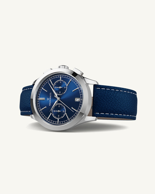 A round mens watch in rhodium-plated silver from Waldor & Co. with blue sunray dial and genuine blue leather strap. A second hand. Seiko movement. The model is Chrono 44 Sardinia 44mm.
