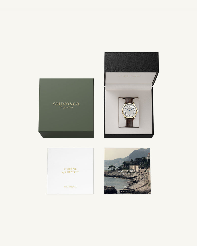 A round watch in gold from Waldor & Co. with white sunray patterned dial. Ronda movement. The model is Original 40 Côte d'Azur 40mm.